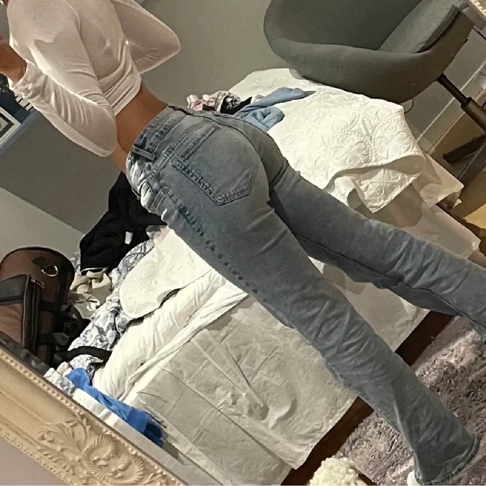 Säljer dessa eftertraktade och slutsålda bootcut jeans från hm. De är lågmidjade och så snygga men kommer tyvärr inte till användning. Storlek 36 💕 Köp direkt för 500kr (Obs bilderna är lånade). Jeans & Byxor.