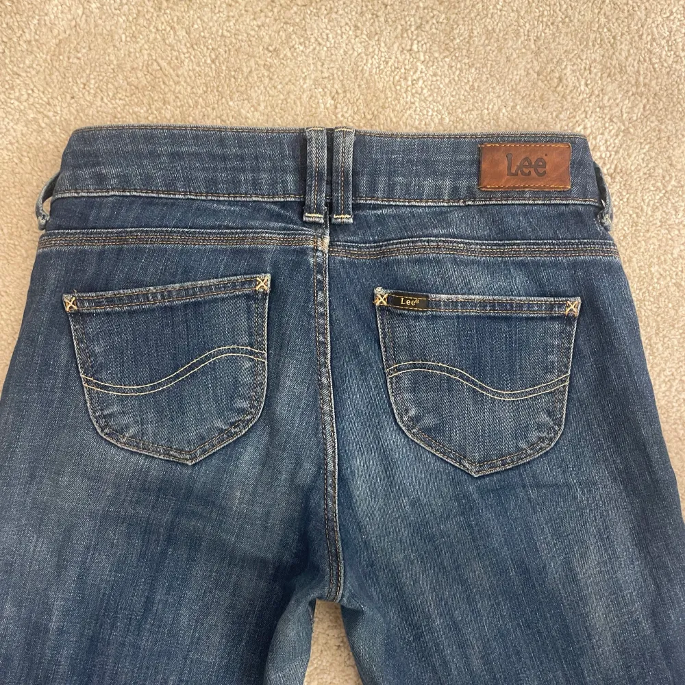 Säljer dessa jätte fina låg midjade jeans från Lee💓 dom är i storlek 25/33 💓. Jeans & Byxor.