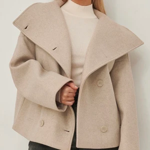 Kappa Nakd - Intressekoll på min beiga jacka från NA-KD i storlek 34. Helt slutsåld, nypris 114,95€. Använd endast två gånger ✨inga defekter. Säljer endast vid bra bud! Bud: 1620