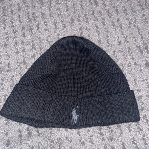POLO RALPH LAUREN MÖSSA - Säljer min fina Ralph Lauren mössa. Inköpt från NK i vintras. Den är i superbra skick, knappt använd.