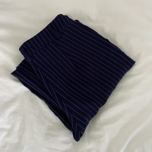Venderbys striped pants - Säljer dessa superfina randiga byxor!!! Lappen kvar och helt nya. Storlek XXS. Midjemått: 62 cm Innerbensmått: 74 cm🥳