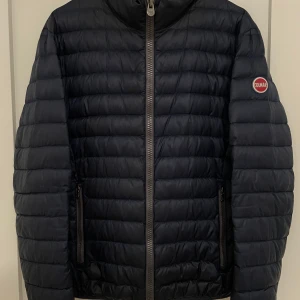 Colmar Jacka - Nu säljer jag min colmar jacka då jag har växt ur den.  Nypris på denna jacka är 3499kr  Pris kan diskuteras vid snabb affär. Skriv gärna för mer bilder eller andra frågor!