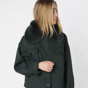 MEOTINE JACKA ❤️‍🔥 - intresse koll på min mörkgröna meotine jacka <33 köpte för 2,800, inga hål bra skick! Använd fåtal gånger. Pälsen är i fint skick,  kan ta bort pölsan om man vill!  storlek M/L passar mig som brukar ha S ✨BUDA!!  