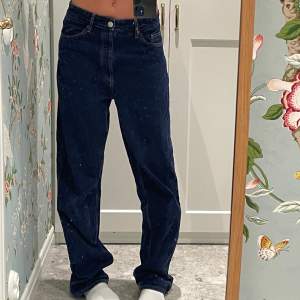 Fina jeans från Zara köpta för ett tag sen🤩 Högmidjade egentligen men jag har bara använt de lite lösare🥰 jag är 1.80 som referens☺️