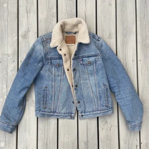 Levis jacka - En helt ny Levis jacka, använt enstaka gånger! Storlek s/m