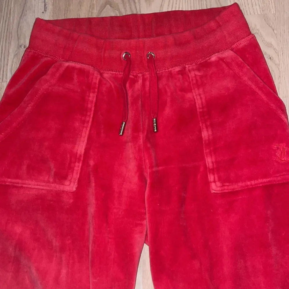 SÄLJER MITT JUICY SETT!!! Nu har jag bestämt mig för att sälja mitt röda juicy sett😁Storleken i tröjan: S och i byxor: Xs Jag säljer den för att den inte kommer till användning längre, den är gott som ny☺️ Ny pris 2500kr, priset kan man diskutera🥰. Jeans & Byxor.