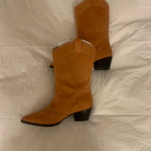Bruna Cowboyboots - Helt nya cowboyboots! Säljer då det var lite stora för mig då dessa var en st. 40 och jag vanligtvis är en 39a. Helt nya pga detta!!!
