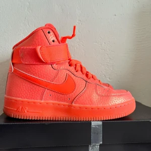 Air force 1 mid limited neon  - Använda en gång 