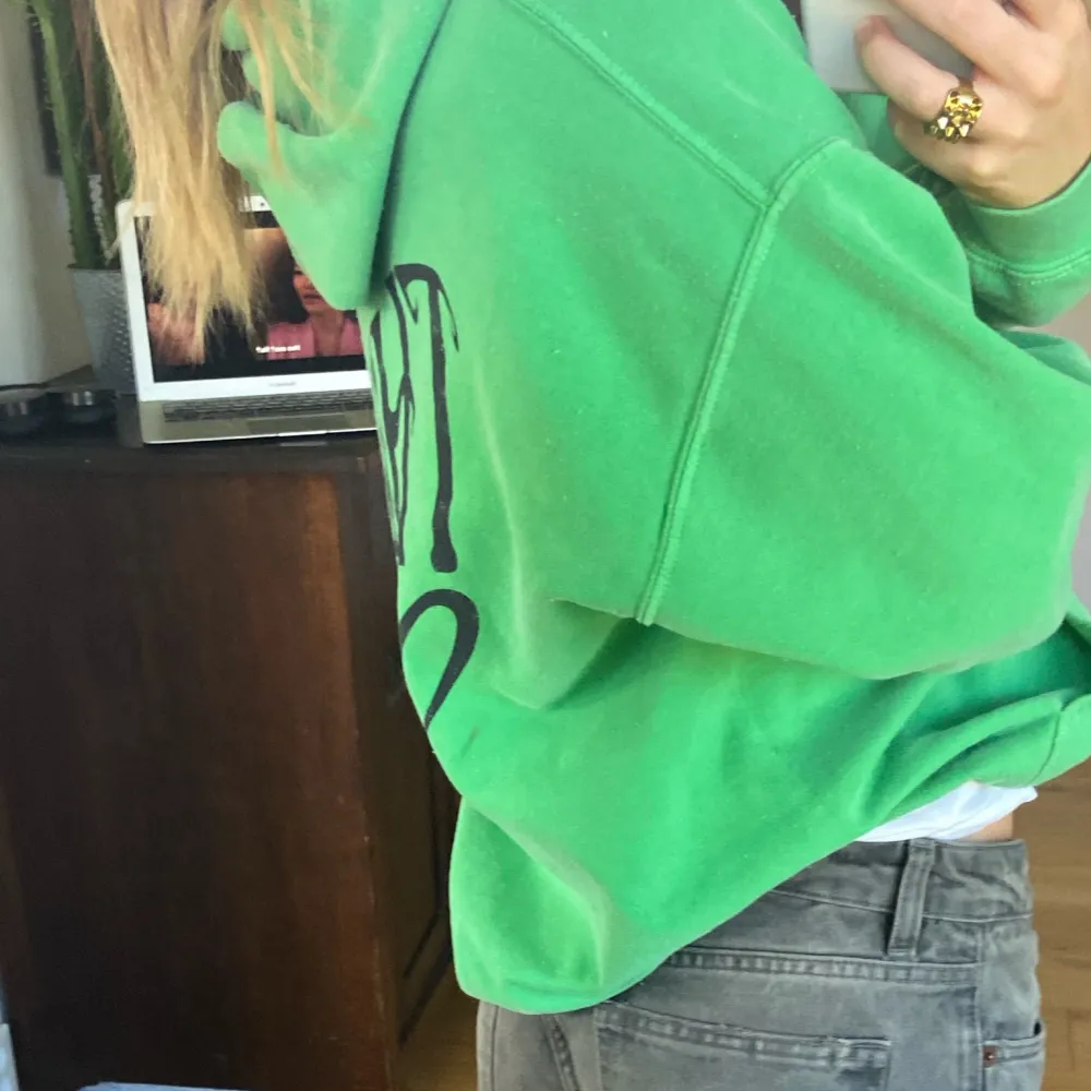 Grön hoodie med tryck på ryggen ifrån UrbanOutfitters💕 storlek M, köparen står för frakten som tillkommer. Hoodies.