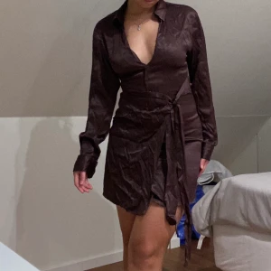 Ny satinklänning - Chokladbrun satinklänning med prislappen kvar. Köptes för 559 kr på Zara. 💓 Strl S 