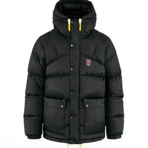 Fjällräven jacka - Säljer min fjällräven då den aldrig kommer till användning längre! Denna är i mansmodell och är den gamla modellen, trots det är den i fint skick. Storleken är xxs men är för stor för mig som brukar ha xs, den passar tom L! Frakt kan diskuteras!