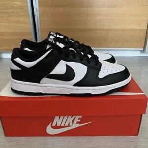 PANDA DUNKS - De är helt nya aldrig använt och de är äkta bevis kan skickas Den kommer med boxen och den är inte skadad eller någonting PRIS kan diskuteras 