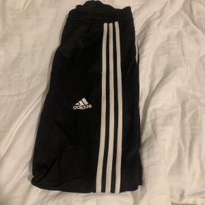 Adidasbyxor - Fint skick, säljer pågrund av att dom ej kommer till användning, liten i storleken. (rensar)💗
