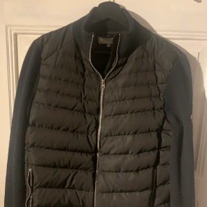 Lagency  - Skön höst vinter jacka   Strl M Inte använd så mycket, lite nopprig på armarna annars felfri   Bjuder på frakten
