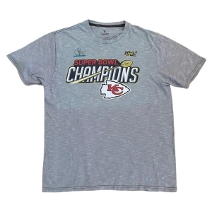 Fanatics T-shirt Vintage Unisex 🤍 - Fanatics T-shirt Vintage Unisex 🤍  Pris: •150kr  Stl: L  Bredd 52cm Längd 68cm   Kontakta mig för mer info 😍  