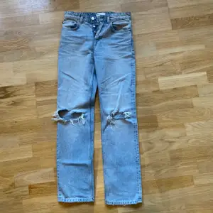 Mid raise ljusblåa jeans från Zara i storlek 34. Knappt använda så det är i väldigt bra skick. Skriv privat för fler bilder 