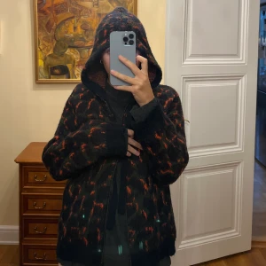 Zadig voltaire hoodie - Jätte fin kofta, storlek xs/s men den är oversized! Jag är i normala fall s/m och den sitter som bilderna ovan 💪🏽 köpte den för 5000
