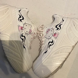 Hello Kitty skor  - Säljer mina hello Kitty skor pga att jag har bytt stil och de inte kommer till användning längre. Använda fåtal gånger i jätte bra skick, de är lite smutsiga men jag rengör de innan jag skickar de. Köpte på zalando för 600kr. De är väldigt bekväma.