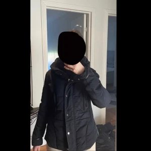 Vinter/ höst jacka  - En jacka som funkar bra till hösten och vintern. Den har en pälskrage och är utan luva. Färgen är mörkblå