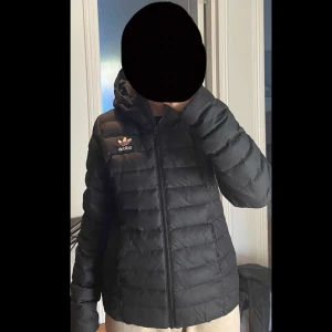 Adidas jacka - Adidas dunjacka som funkar bra till höst/ vår. Använts några gånger 