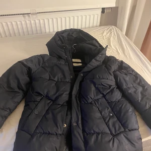 Vinterjacka - SVIN SNYGG vinterjacka ifrån zara i storlek 152 men jag som har S kan även ha den🫶🏼 