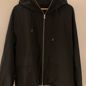 Jacka ifrån Filippa k - Vindjacka ifrån Filippa k passar både till man och kvinna! Storlek 52 men sitter som en L/Xl. Jackan är endast använd en gång så den är i nytt skick! Jackan kan användas både till vardags men även till träning! Org pris 3700 Kan gå ner i pris!