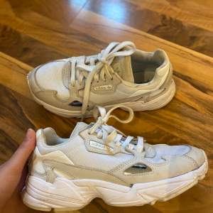 Ett par vita/beige adidas skor i storlek 40, har slängt kartongen så skickar dom i plastpåse. Köparen står för frakt. Priset går att disskutera. 
