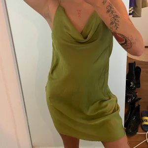 Olivgrön klänning  - Extremt fin klänning använd en gång! Unik olivgrön färg 