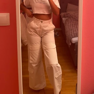 Vita cargojeans från Zara - Köpta på Zara i norge för 599 norska kronor, aldrig använda därav nyskick. Säljer då det inte är min stil. Baggy-fit så lite lösa i midjan.