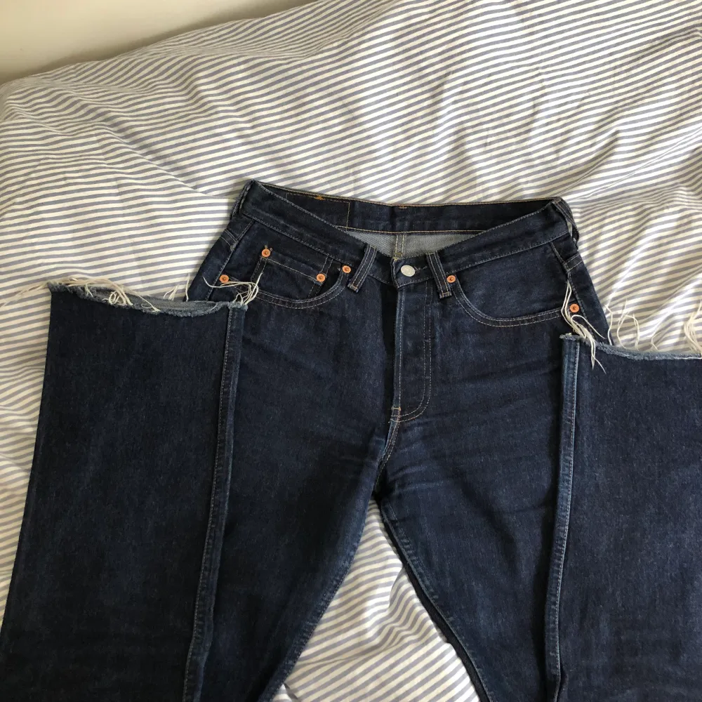 Ett par raka mörk blå Levis jeans i felfritt skick. Klippta och frayed nedtill. Skriv vid frågor eller för fler bilder!!. Jeans & Byxor.