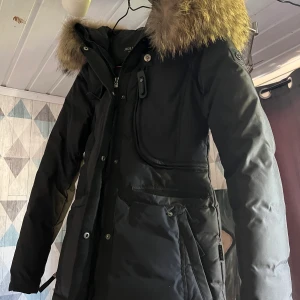 Hollies jacka - Hollies livigno jacka nästan nyskick då den inte passar mig. Äkta päls, Storlek 32. Köpt för 4499kr        Byter gärna mot en 34. Annars säljs,  Köparen står för frakt.  Kan även mötas upp i Göteborg.🧸