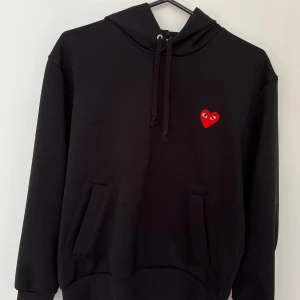 Cdg hoodie  - Säljer för den inte används inte   Sitter som en L men står XL