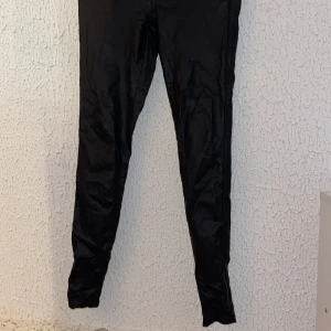 Skinbyxor från only,🧚🏼‍♂️ - Byxor i skinliknande material. 🧚🏼‍♂️