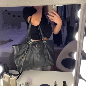 Väska  - Säljer min rymliga väska då jag använder en annan. 