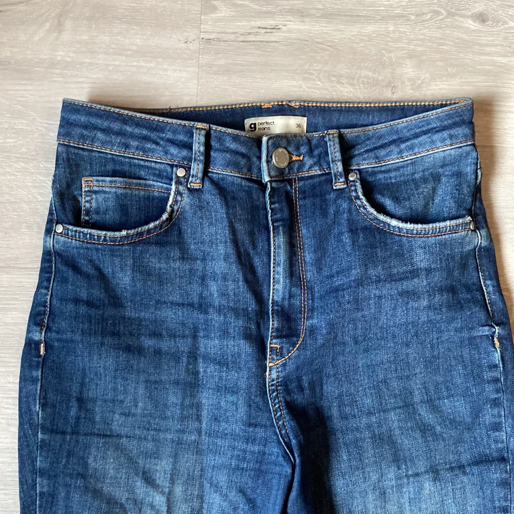 Fina mörkblå jeans från Gina. Storlek 38 men är jätte stretchiga så passar nog storlekarna runt också. . Jeans & Byxor.