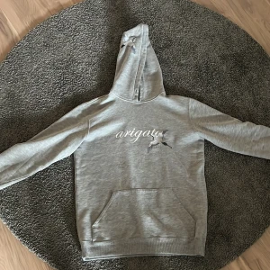 Axel arigato hoodie - Säljer nu min Axel Arigato tröja som blivit Tröjan säljs pga för liten för mig den kostade mig 2000kr ny och är vi väldigt fint skick då jag varit rädd om den. Köpare står för frakt annars finns den i Täby Mvh Leo