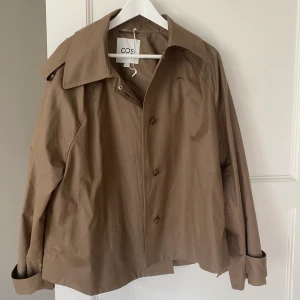Jacka - Säger denna skitsnygga jack/kappa i brun från COS🤎Tunn i material!  Strl 40, relativt oversized 