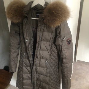 Rock and blue vinterjacka - Säljer min beige/ grå rock and blue vinterjacka i storlek 34. Med äkta päls. Det är den mellan långa modellen. Har inte använt mycket så den är i väldigt fint skick. Skriv till mig vid intresse!