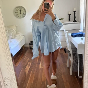 Skjorta från h&m - Ljusblå skjorta från h&m. Aldrig använt. 66kr i frakt som köparen står för💗