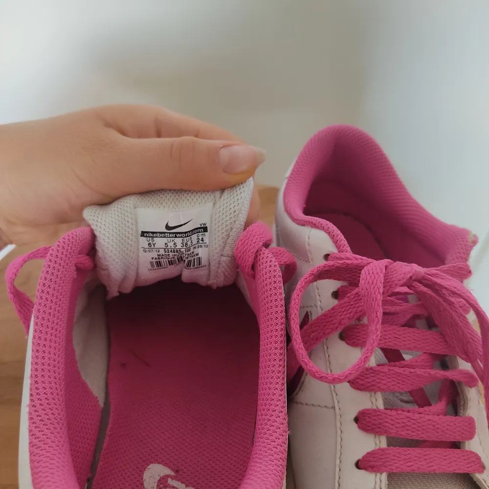 Snygga rosa och vita nikesneakers i storlek 38,5! Tecken på användning finns, därav lågt pris, men inget fel på dem alls! Fler bilder finns <3 (smutsen går enkelt att få bort!). Skor.