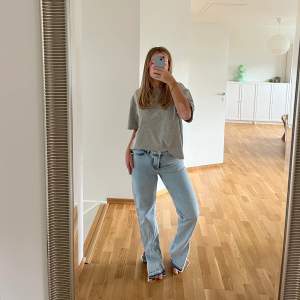 Garderobsrensning!!! Kommer mer!!! Säljer dessa fina low/miswaist jeans med slits från Zara som är knappt är använda.  Storlek: 38 Färg: Ljusblå Köparen står för frakten!!!  (OBS! Tryck inte köp nu!)