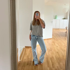 ZARA jeans - Garderobsrensning!!! Kommer mer!!! Säljer dessa fina low/miswaist jeans med slits från Zara som är knappt är använda.  Storlek: 38 Färg: Ljusblå Köparen står för frakten!!!  (OBS! Tryck inte köp nu!)