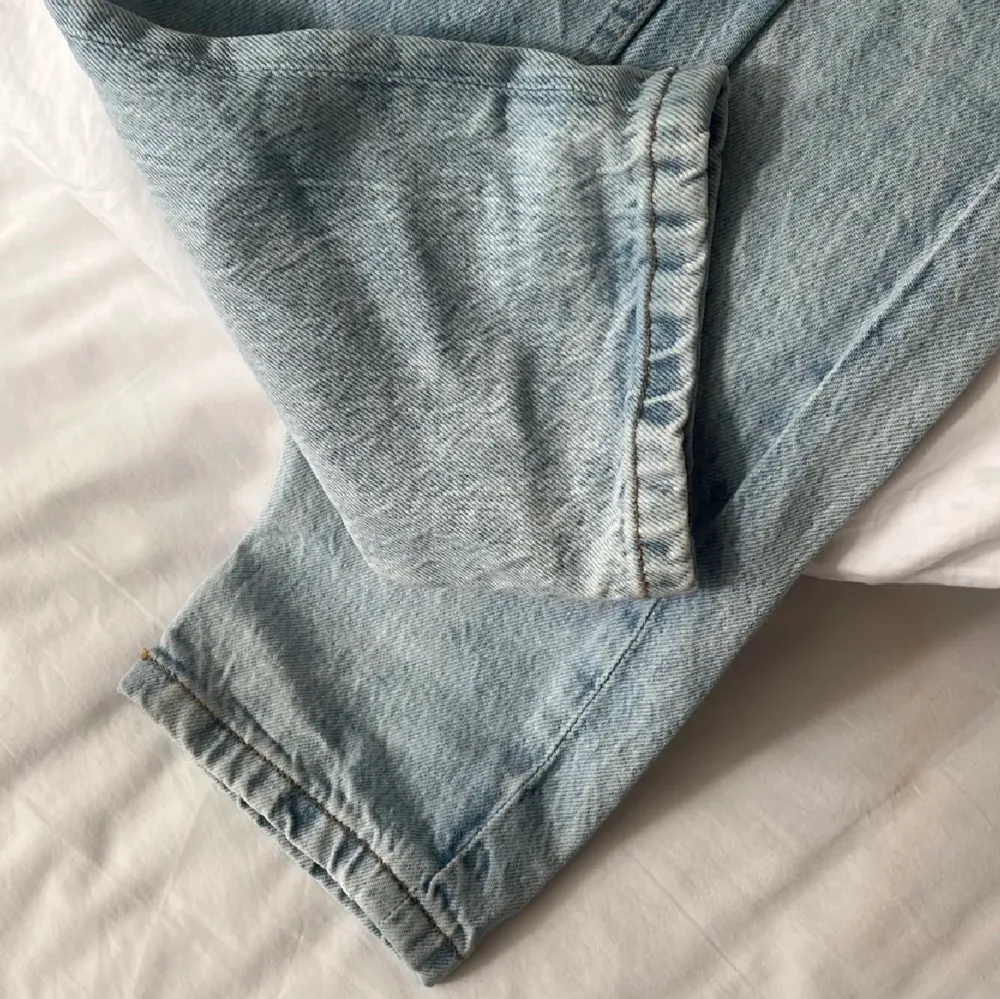 Jätte fina blåa zara byxor!💕 säljer på grund av dom va för små.  ⚠️-inte mina bilder-⚠️  . Jeans & Byxor.