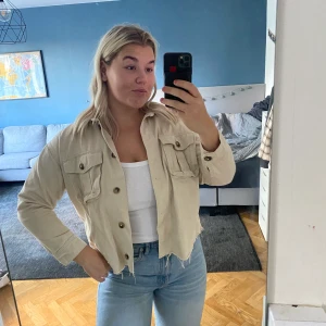 Beige jeansjacka  - Ljus beige jeansjacka i grymt skick! 