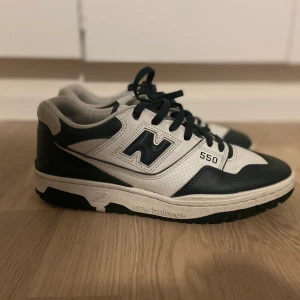 NEW BALANCE 550 - New balance 550 dark green Bra skick och inte använda jättemycket  Box och vita skosnören tillkommer 