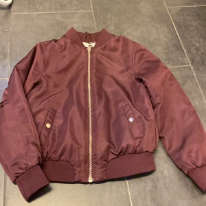 Vinröd vår/höst jacka  - Jag säljer min vinröda jacka i strl 146 som typ aldrig blivit använd. Jättefint skick och jättesnygg⭐️