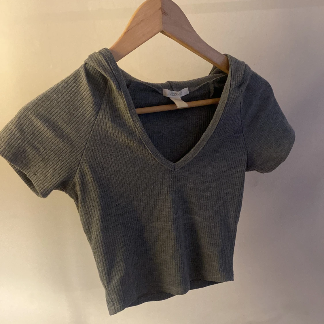 Mörk grå topp med hoodie