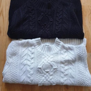 stickade tröjor - 2 koftor i fint använt skick. en liten tråd på den vita som syns på bild. obs! finns i kävlinge