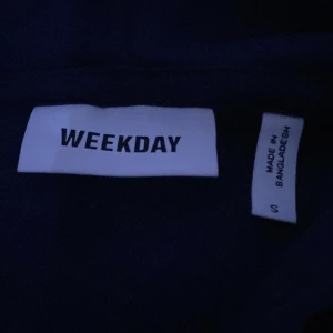 Weekday zip-upp hoodie  - Säljer denna helt nya zip-upp hoodien från weekday. Jag har aldrig använts den då den var alldeles för stor. Köpte den i storlek S men skulle säga att den passer mer dig dom har storlek M