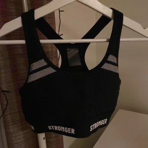 Stronger topp - Jättefin svart Stronger topp. Orörd och bra kvalite. Nypris 399 kr men säljer för 150💓 